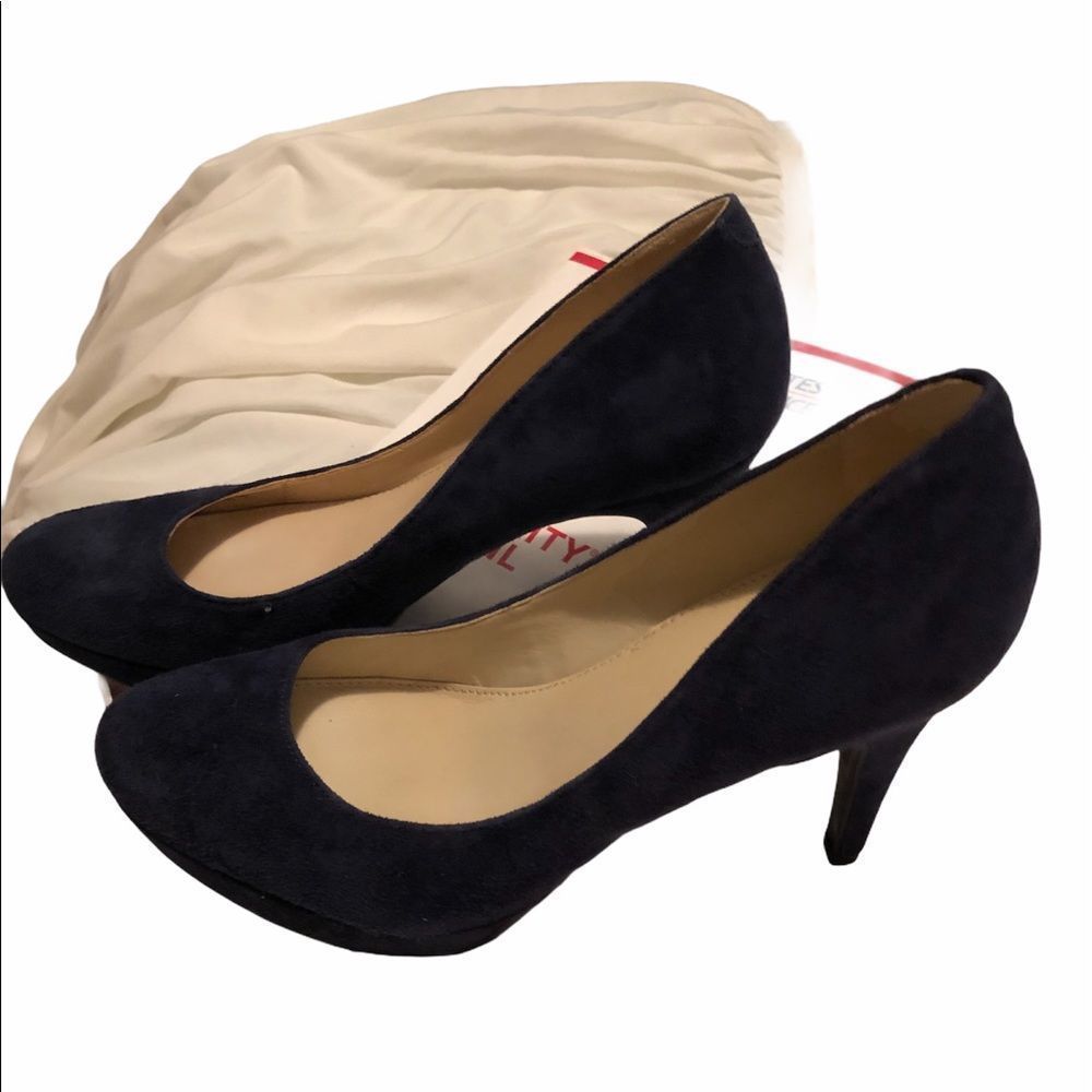 NWOT size 7 Blue Suede Platform pump